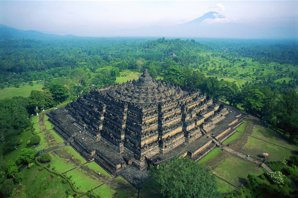 f4024c571e5e09ce5e4049bc181500b1-borobudur-temple (1)